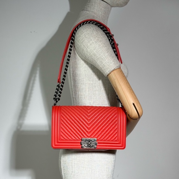 CHANEL Red Chevron Quilted Calfskin Boy Bag Medium SHW - Picture 15 of 17